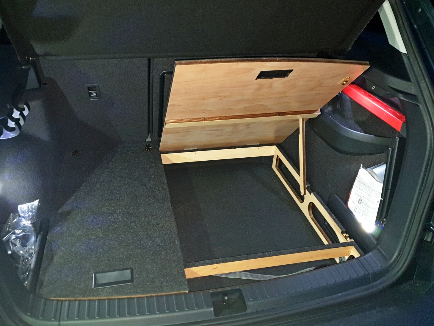 Cupra Ateca Ladeboden - Hundebox Version