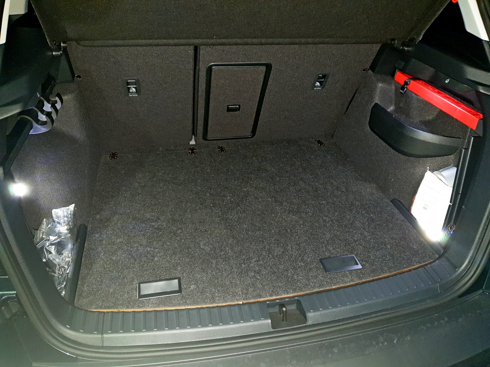 Cupra Ateca Ladeboden - Hundebox Version