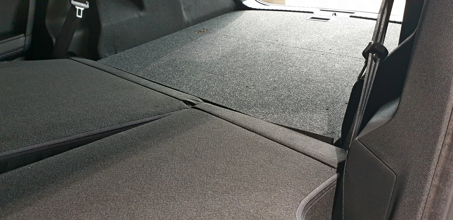 Dacia Duster III Hybrid Ladeboden