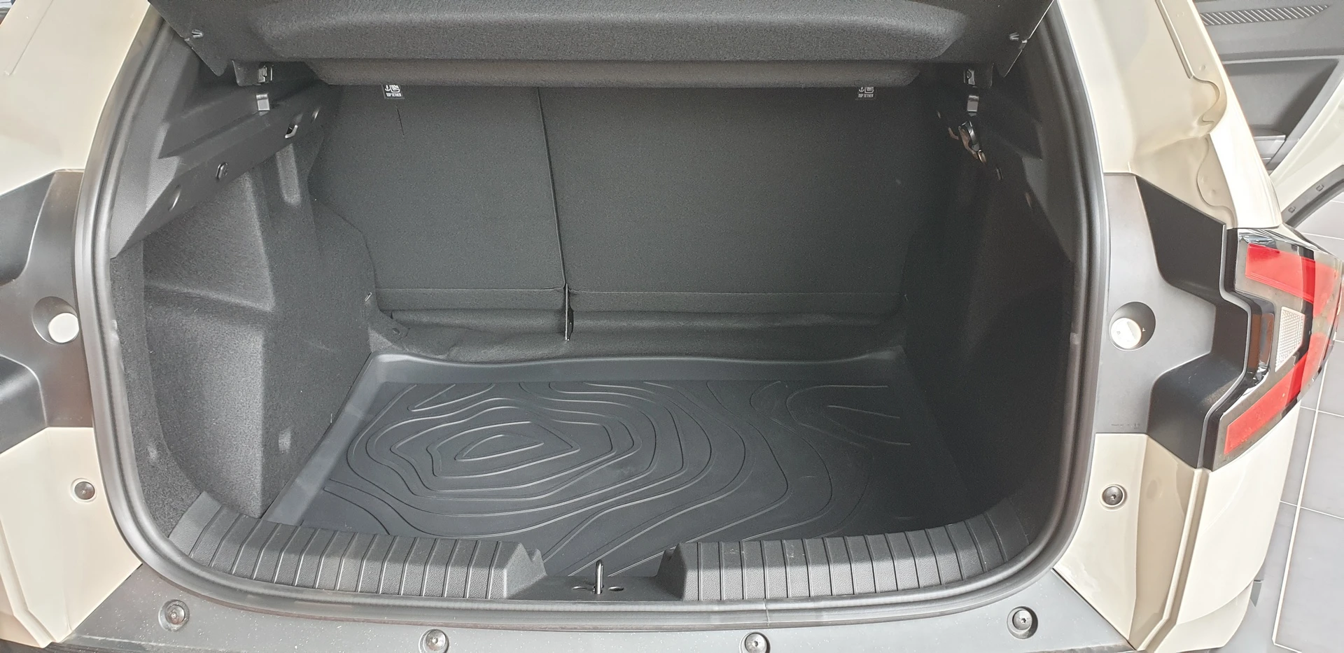 Dacia Duster III Hybrid Ladeboden