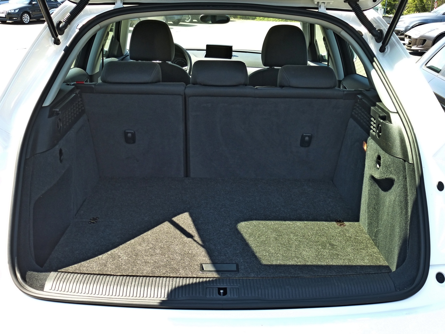 Audi Q3 Ladeboden - Hohe Version