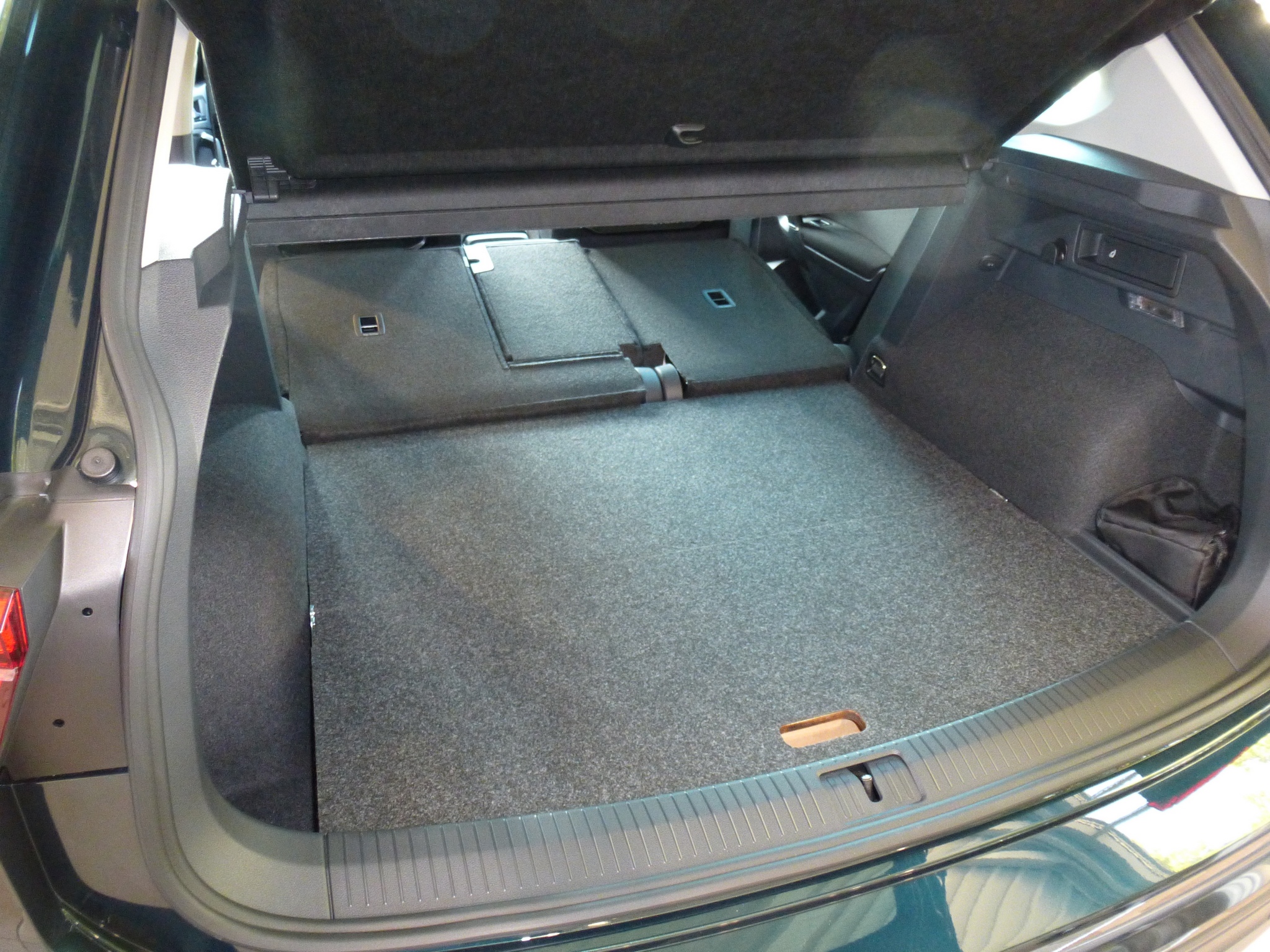 Tiguan II nachrüstbarer Ladeboden für Reserverad, Hundebox