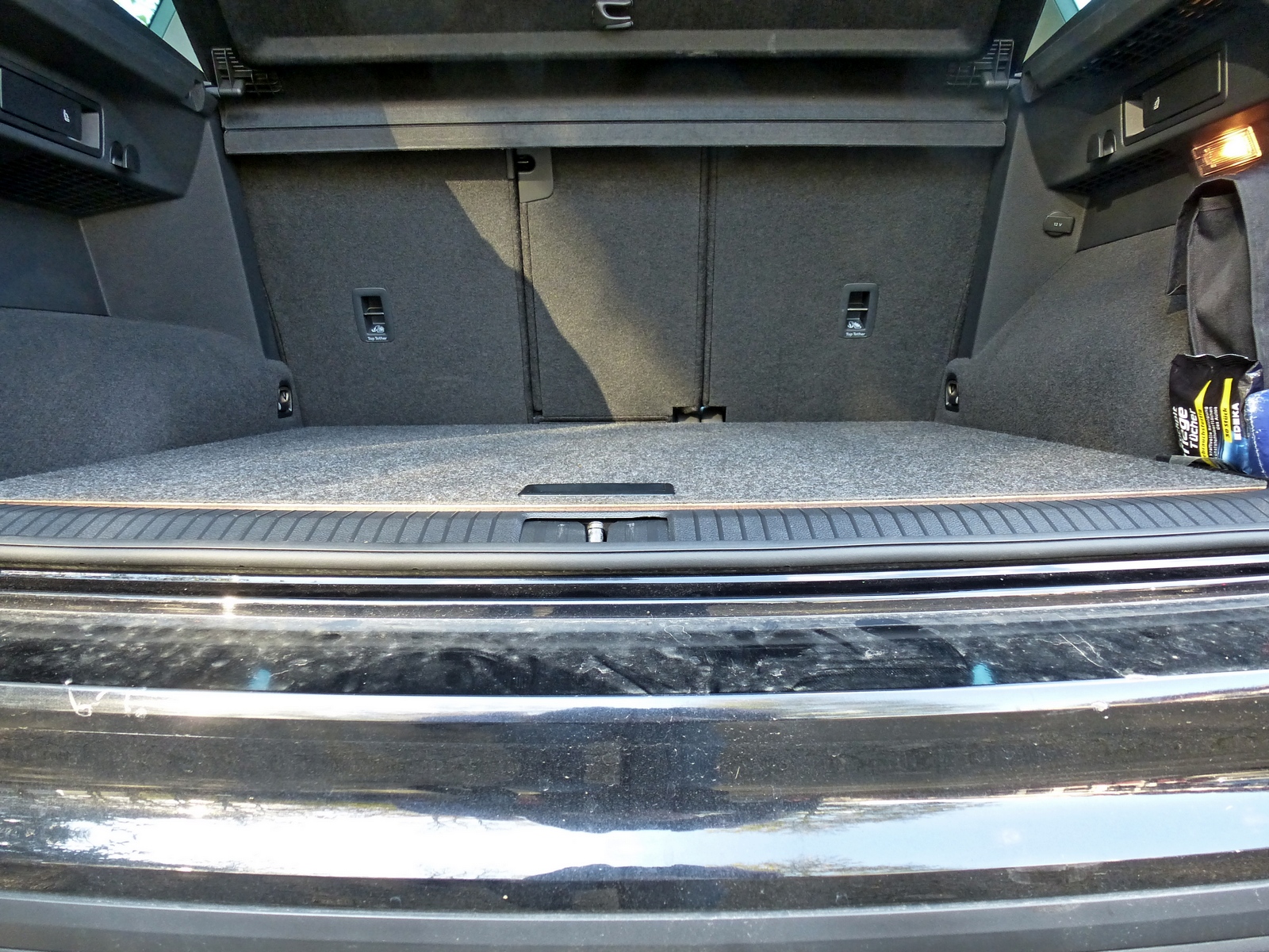 Tiguan II nachrüstbarer Ladeboden für Reserverad, Hundebox