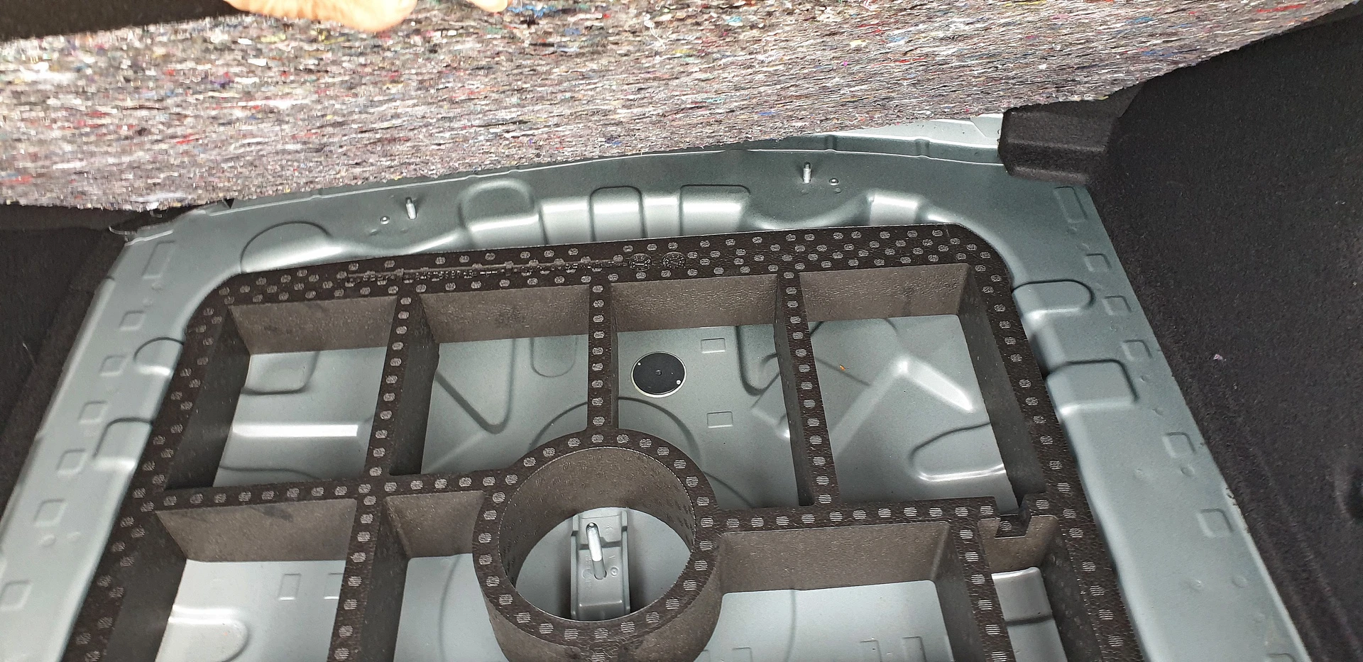 Dacia Duster II Ladeboden