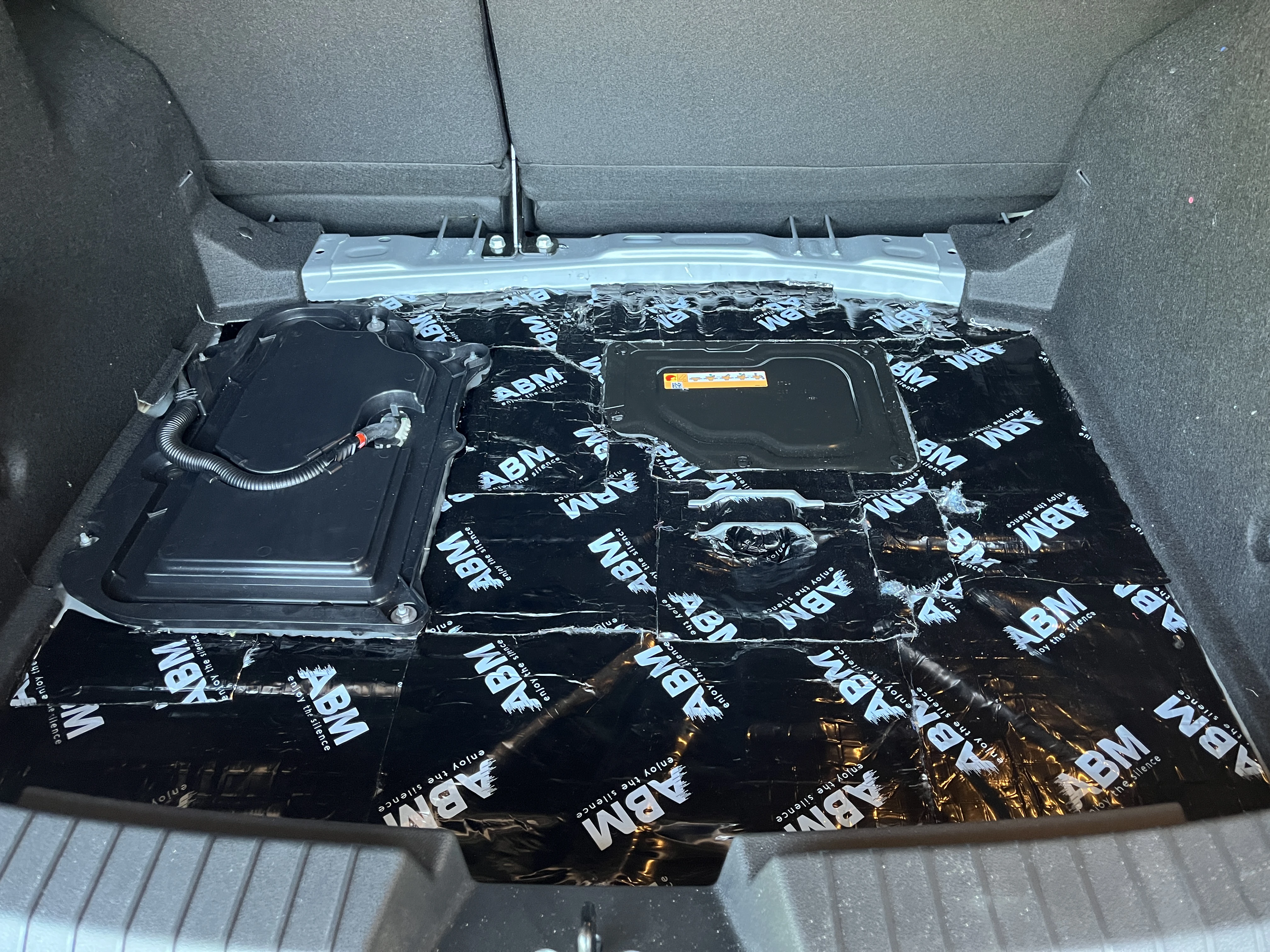 Dacia Duster III Hybrid Ladeboden