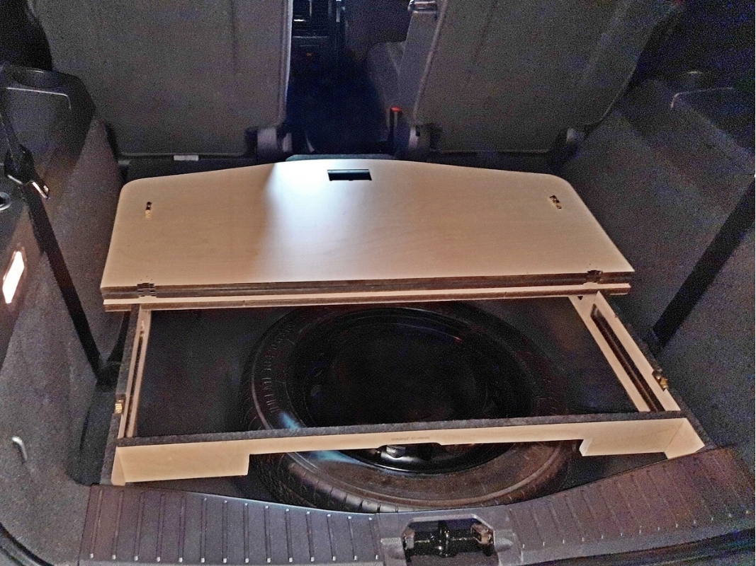 Ford Grand C-Max Ladeboden