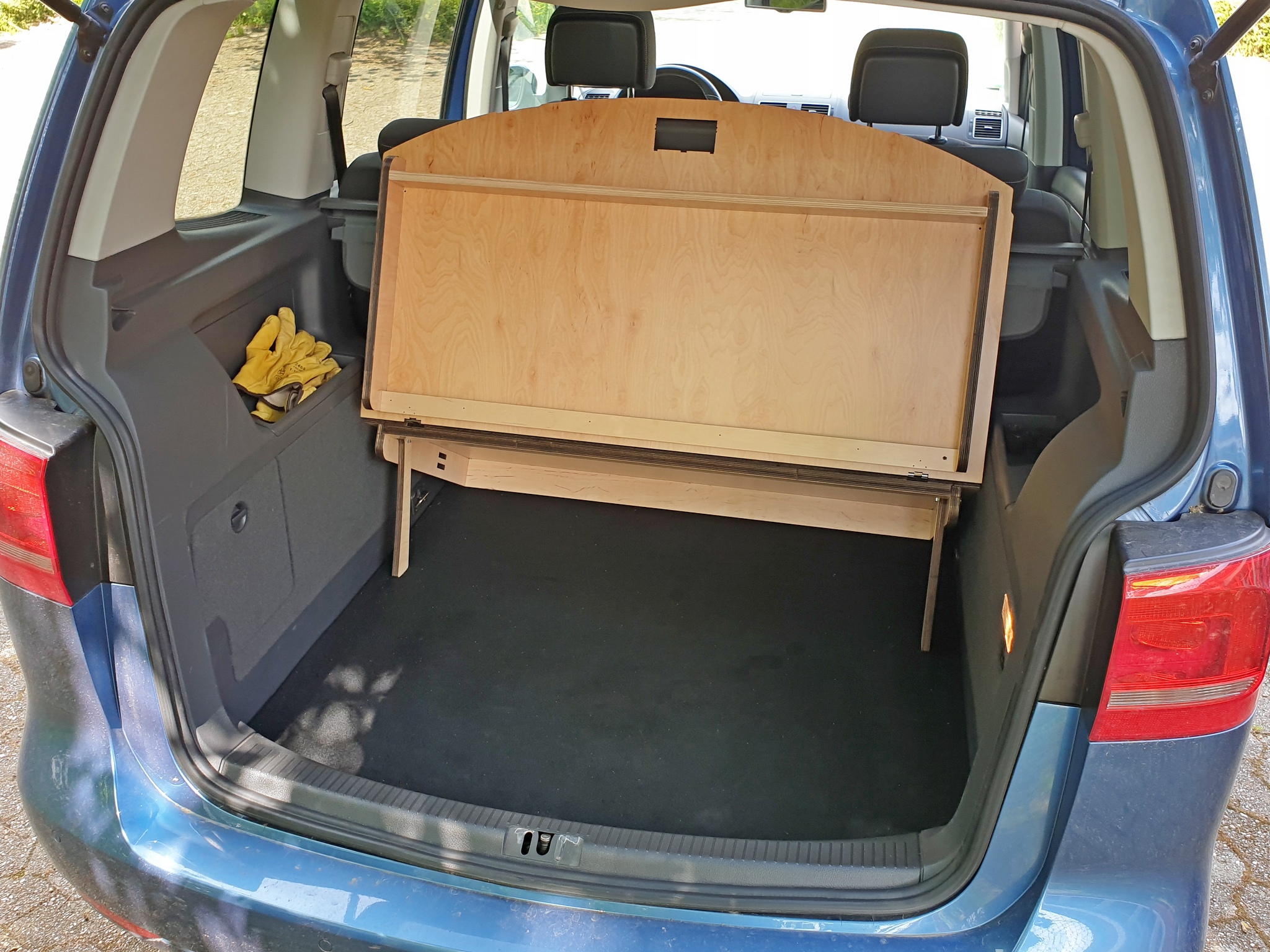 VW Touran II Ladeboden