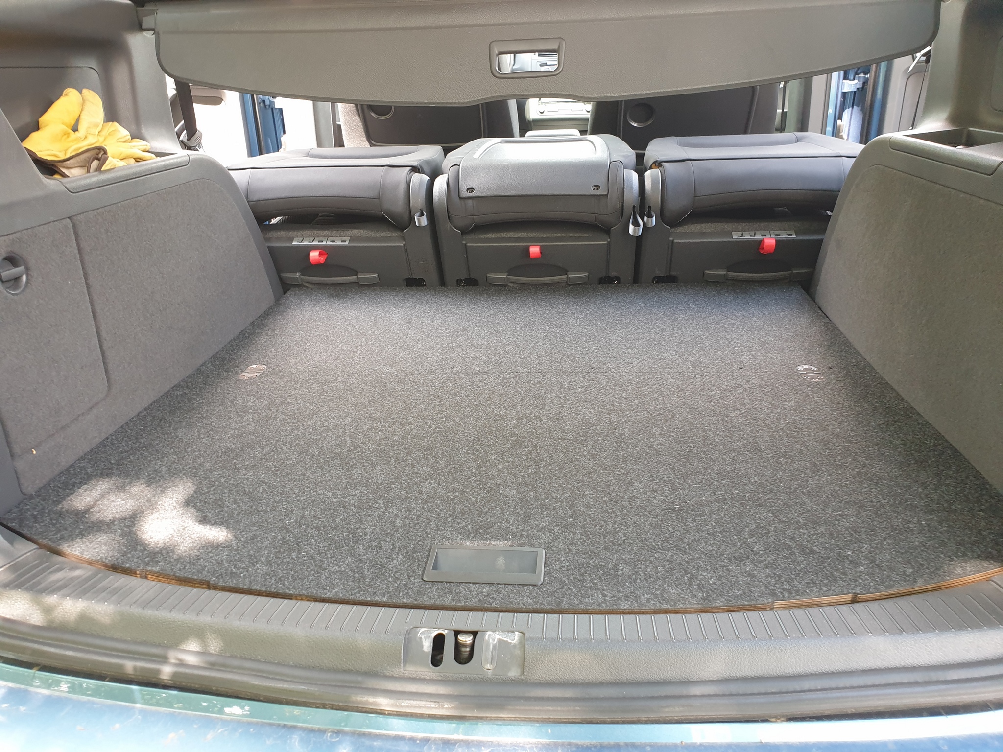VW Touran II Ladeboden