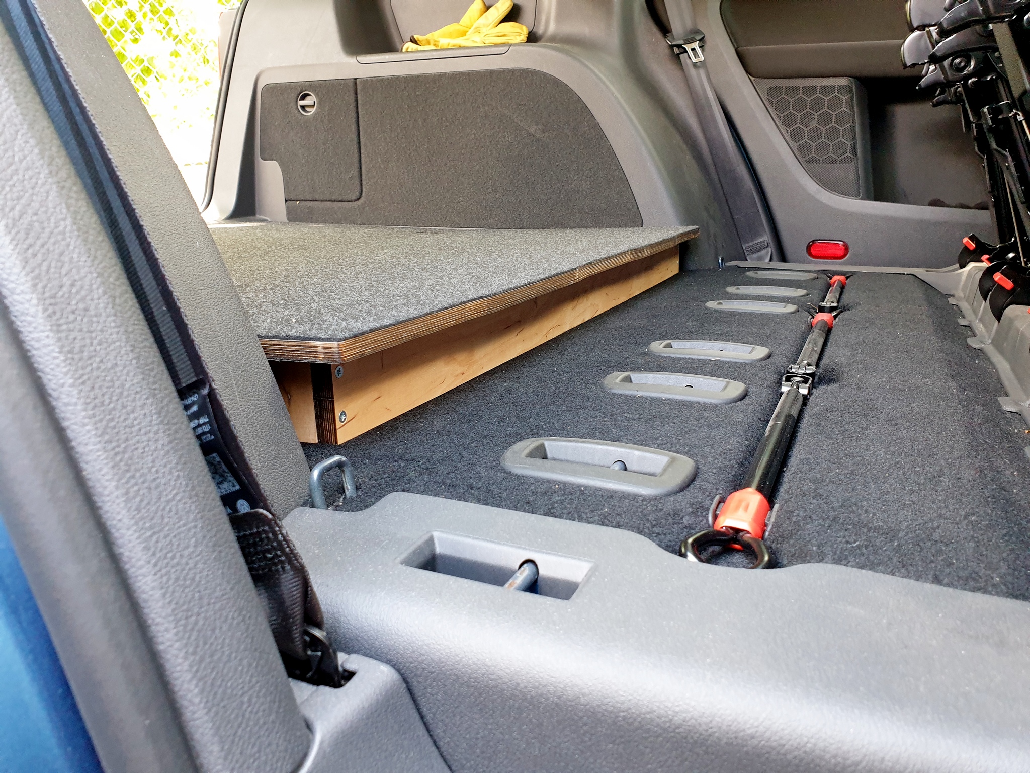 VW Touran II Ladeboden