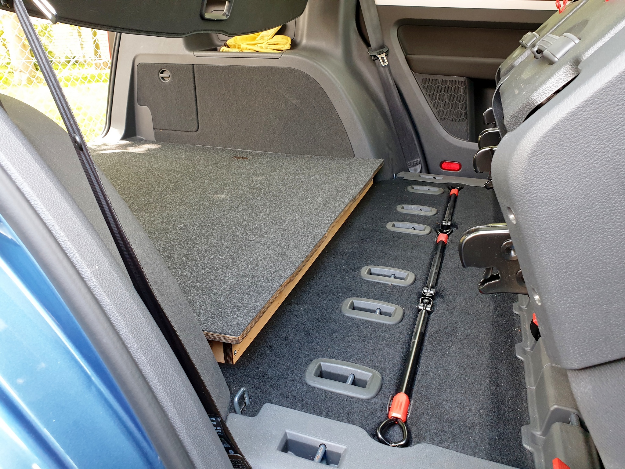 VW Touran II Ladeboden